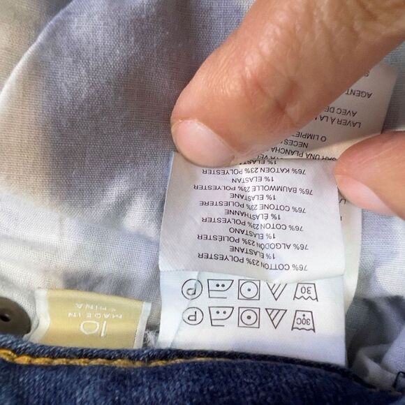 Michael Kors Women's Flat Front Mid-Rise Stretch Bermuda Denim Shorts Blue Sz 10 - Picture 8 of 9